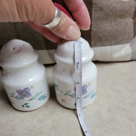 Vintage Pfaltzgraff ceramic floral pattern hand painted salt/pepper shake - Picture 2 of 8